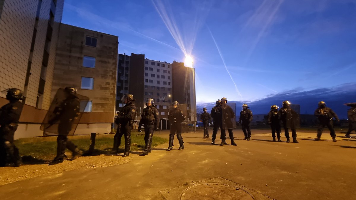 AubergeMigrants's tweet photo. Jamais à cours de pratiques moyenâgeuses envers celles et ceux qui se battent pour la solidarité, la police assiège le bâtiment occupé par @CalaisLogement pour empêcher tout ravitaillement en eau et repas. 
Il faut dire qu'elle a un sacré entraînement dans le domaine. https://t.co/g227Vk6rBC