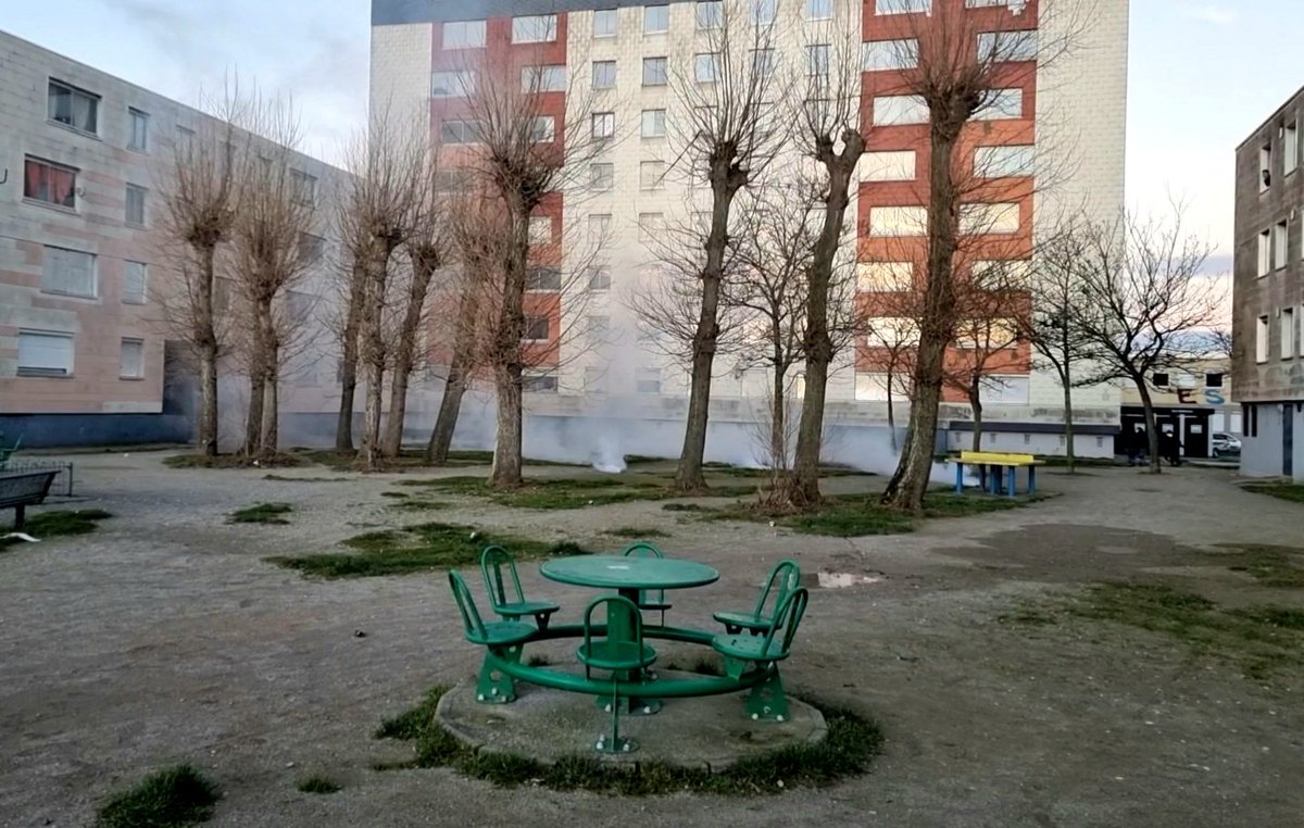 AubergeMigrants's tweet photo. Jamais à cours de pratiques moyenâgeuses envers celles et ceux qui se battent pour la solidarité, la police assiège le bâtiment occupé par @CalaisLogement pour empêcher tout ravitaillement en eau et repas. 
Il faut dire qu'elle a un sacré entraînement dans le domaine. https://t.co/g227Vk6rBC