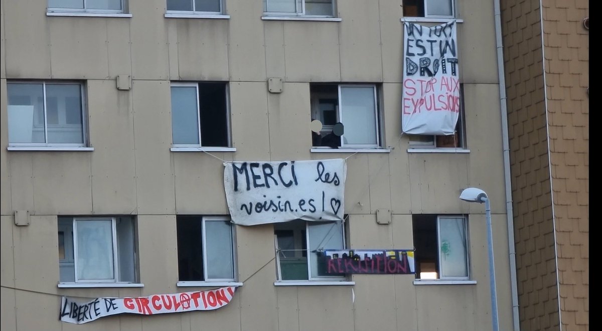 AubergeMigrants's tweet photo. Jamais à cours de pratiques moyenâgeuses envers celles et ceux qui se battent pour la solidarité, la police assiège le bâtiment occupé par @CalaisLogement pour empêcher tout ravitaillement en eau et repas. 
Il faut dire qu'elle a un sacré entraînement dans le domaine. https://t.co/g227Vk6rBC