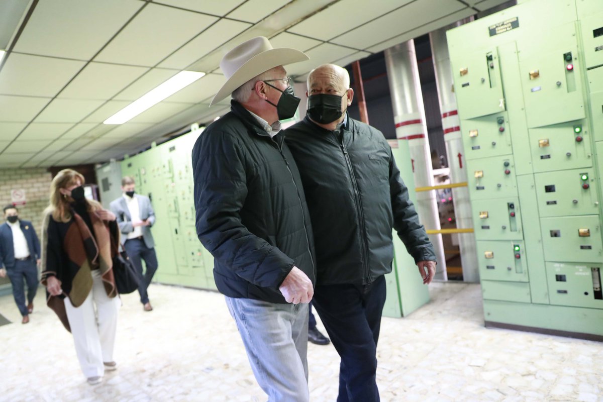 VictorCastroCos's tweet photo. Recorrimos la central termoeléctrica #PuntaPrieta con el embajador de Estados Unidos en México, Ken Salazar @USAmbMex. Nuestros países están interesados en generar un porvenir más limpio; desde #BCS contribuiremos con mucho entusiasmo para lograrlo. https://t.co/sWvNE9FbS0
