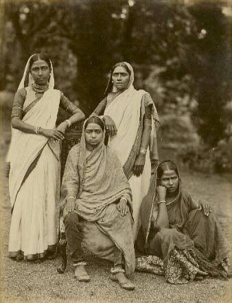 YusufDFI's tweet photo. Pic 1- Mughal era painting. Notice the women in black tents. 
Pic 2- Pic of Muslim women in India from 19th century. Notice the black tent
Pic 3- Muslim family 20th century (likely Bohras). Notice the black tent

Pics: Google search https://t.co/xGDaq343hj