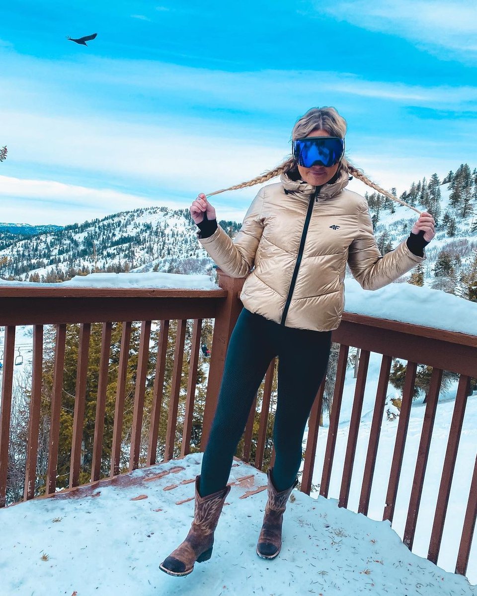 HotChillys's tweet photo. Our Hot Chillys Women's bottoms come in Mountain Weight, Mid Weight, and Light Weight 😎Which one do you need for your next Winter trip? ⬇️
📷 @brittney_kristina https://t.co/va8aSN8qY2