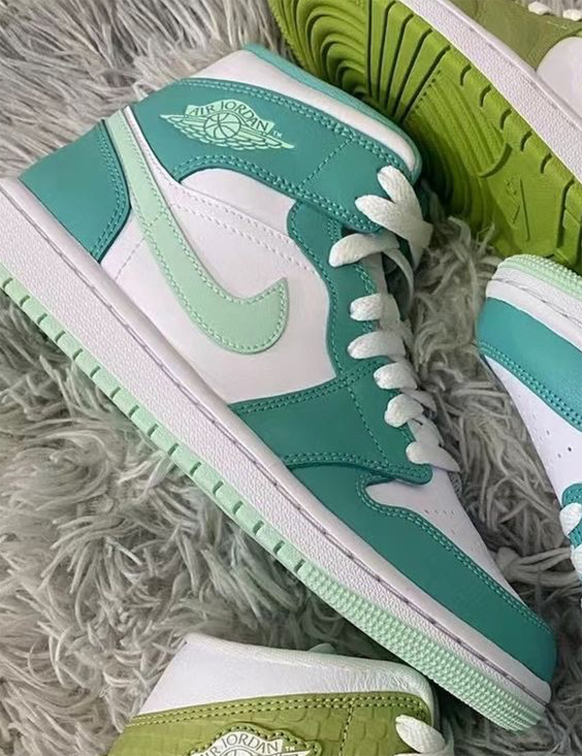 Jordan 1 Mid Blue Mint 2022