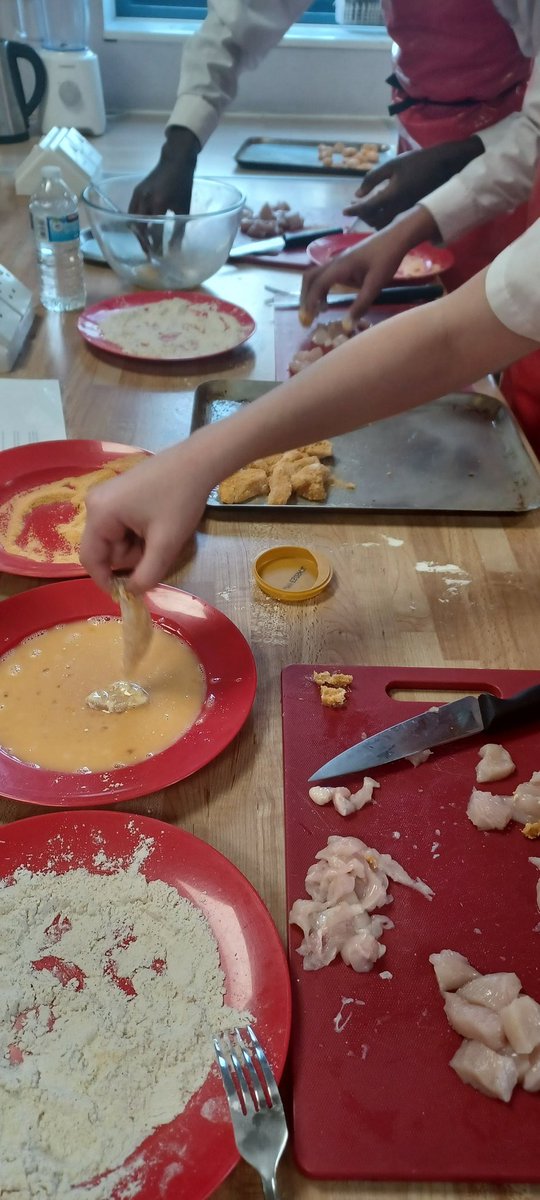 Booksaretoocool's tweet photo. Amazing #foodtechnology skills from yr9 @KelmscottSchool  students. Popcorn chicken and tomato salsa sauce was very popular #puttinglearningfirst #Foodies @KelmscottHT https://t.co/5bOZ6x2hTE