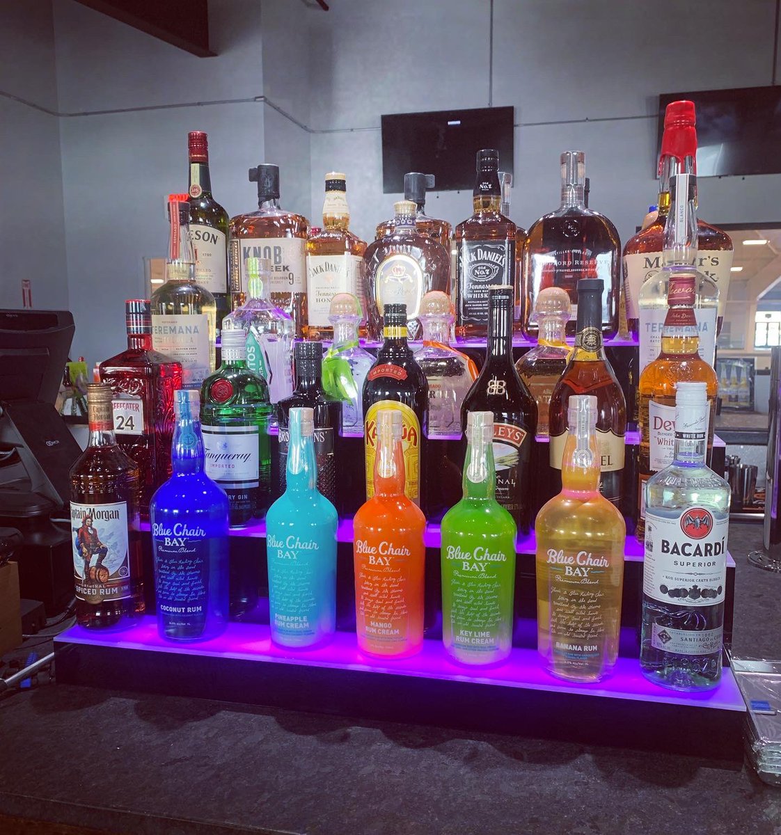 GameOnBarGrille's tweet image. We are now open Wednesday-Friday 11-10 Saturday 11-11 Sunday 11-8 Look at those delicious delights we have here! Come down and enjoy a nice cold beer or mixed cocktail with some pulled pork nachos! 😜👍🏽 #Gameon #Fitchburg #Bar #Food #Barandgrille #Wachusett #bluechair #liquor