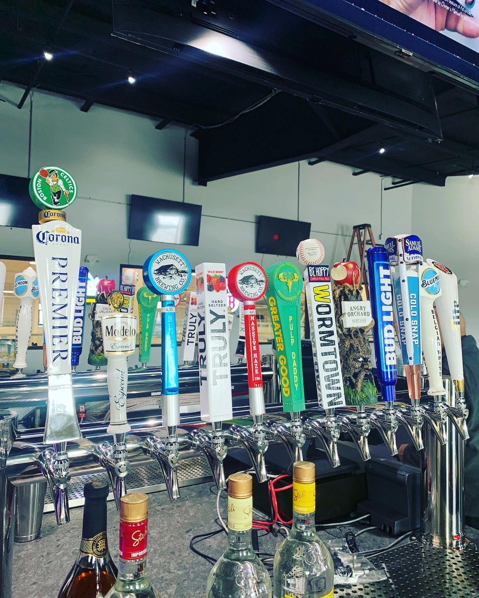 GameOnBarGrille's tweet image. We are now open Wednesday-Friday 11-10 Saturday 11-11 Sunday 11-8 Look at those delicious delights we have here! Come down and enjoy a nice cold beer or mixed cocktail with some pulled pork nachos! 😜👍🏽 #Gameon #Fitchburg #Bar #Food #Barandgrille #Wachusett #bluechair #liquor