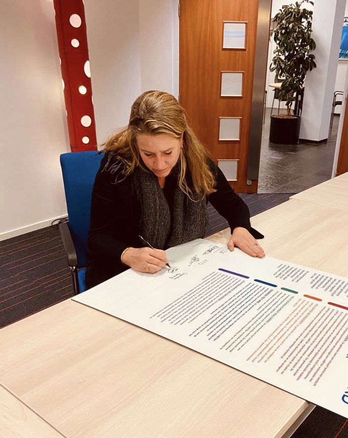 RVBdrv's tweet image. Onze nummer 3 Marcelle Buitendam heeft vandaag het #regenboogstembusakkoord ondertekend! 🌈 @MarcelleFNV