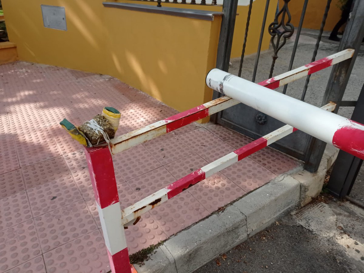 miluco2323's tweet photo. Coche estampado contra el cuartel de la Guardia Civil de Mijas, no pasa nada. ?Abrirá esto telediarios? @PoliciaSXXI @guidoprincesa @JosemaVallejo https://t.co/f7XKis54E0