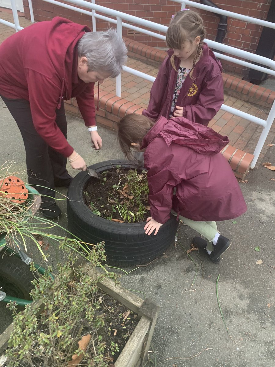 ABCPschool's tweet photo. Reception would like to thank gardening club for tidying up their tyres. #ABReception #ABGardening https://t.co/S1MVF63R66