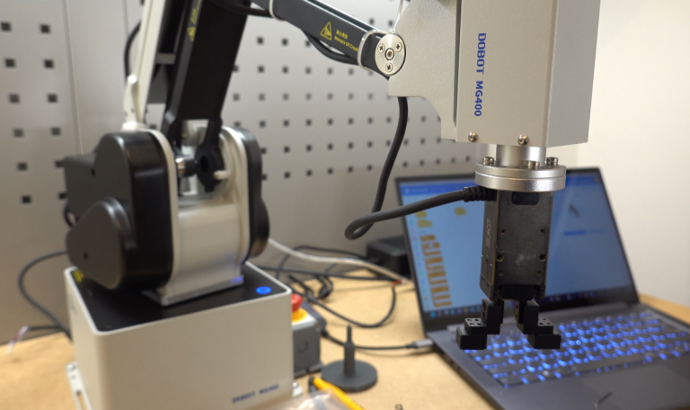 DOBOT MG400 Desktop Collaborative Robot dobot.nu/video/dobot-mg…