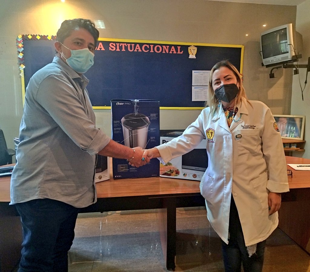 HospiRazettiBna's tweet photo. En alianza con la empresa privada y pensando en el bienestar del personal de área #Covid la junta directiva del #HULRBna recibió en calidad de donación por parte de la #FunerariaVallés 2 microondas y 1 cafetera tipo percolador. https://t.co/fvSdJgbrQG