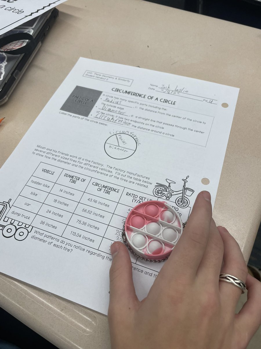 yuzqui's tweet photo. SFMS 7th grade students are investigating relation between the circumference and diameter.@SpringForestMS  @SbisdMath #powerfullearning  #handsonmindson https://t.co/4Gju6CAOY6