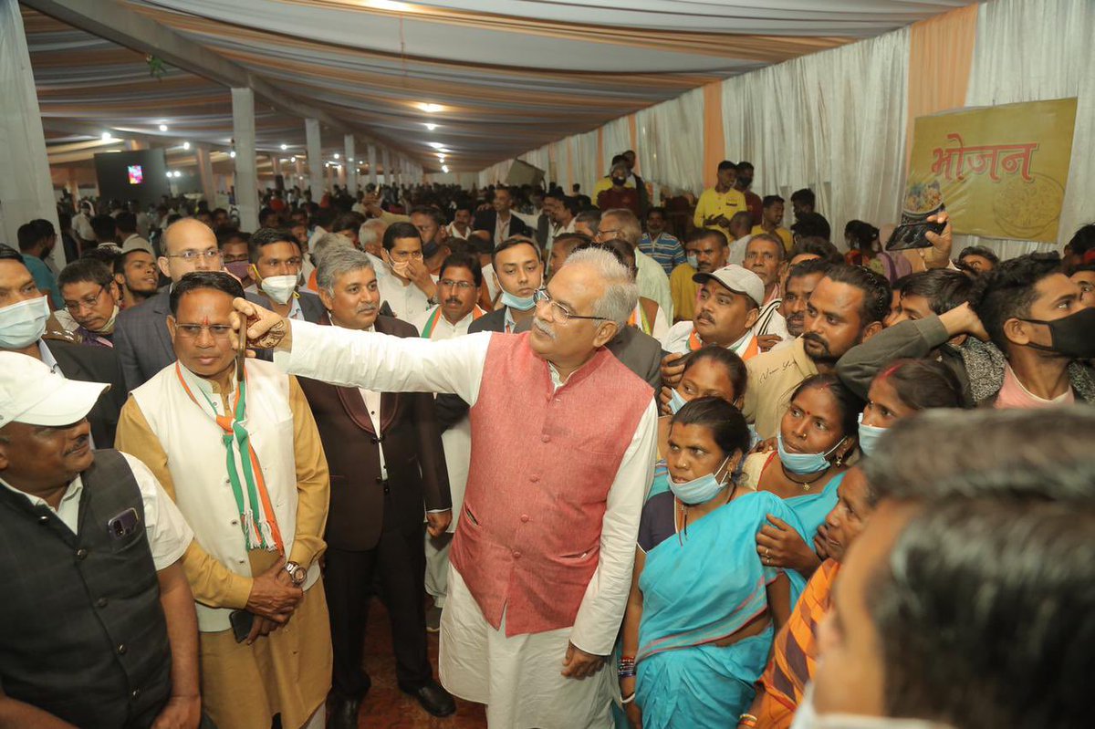 bhupeshbaghel's tweet photo. पाटन में आज एक बार फिर यह महसूस हुआ कि मेरा परिवार कितना विशाल है। छोटे, बड़े, बुजुर्ग, नौजवान और हम उम्र मित्रों के इस वृहद परिवार से आज जो स्नेह और बच्चों को आशीर्वाद मिला उससे अभिभूत हूं, भावुक हूं।

मेरा पाटन,मेरा घर! https://t.co/h77naxi9e5