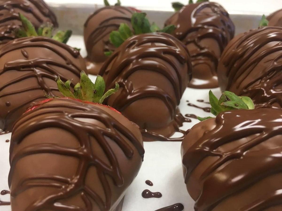 ShilohMorning's tweet photo. 😍🍓C H O C O L A T E.  C O V E R E D.  S T R A W B E R R I E S😍🍓
We can add them to any room during your stay ! Give us a call and let us know how many you would like and we will have them delivered just in time for your arrival! https://t.co/rJJAroMP6B