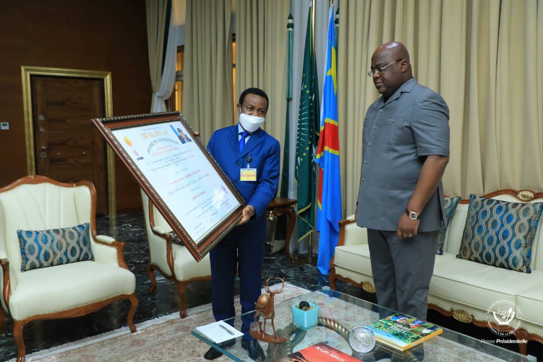 Presidence_RDC's tweet photo. M. Mboso a remis au Chef de l'État un diplôme d'honneur : "Ordre perpétuel des personnalités légendaires d'Afrique", décerné, à titre posthume, au Dr Étienne Tshisekedi Wa Mulumba par les membres de la faculté de droit de l'Université de Kinshasa. https://t.co/TvDhwEePaf