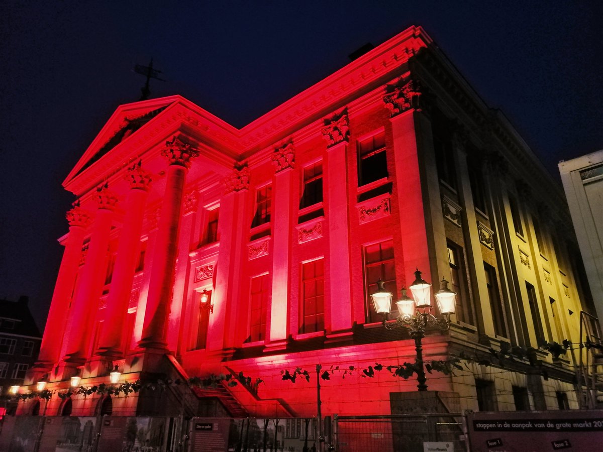 In Groningen kleuren gebouwen begin deze week rood, zoals DOT en het Stadhuis. Het is een signaal uit Stad van steun aan academisch ziekenhuis UMCG, waar het kinderhartcentrum dreigt te verdwijnen. #umcg #kinderhartcentrum #haalhethartnietuitUMCG #Groningen