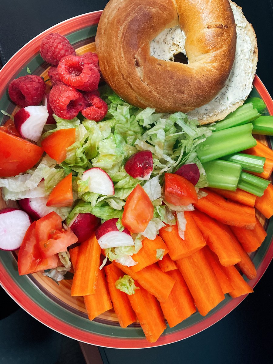 christellar's tweet photo. #meatlessmonth day 8 lunch featuring Hudson Bagels 🥯🥬🥕🍅 https://t.co/hXaO8FLCyO