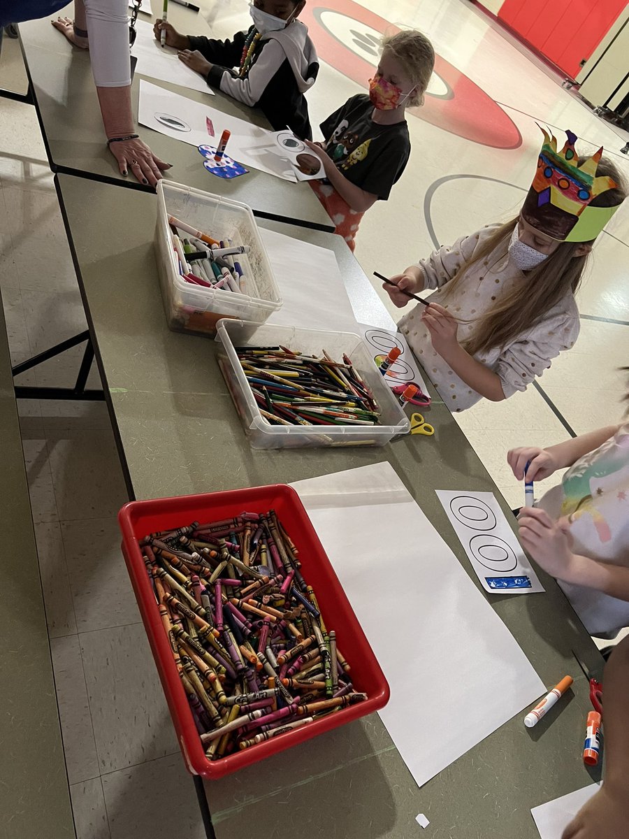 kcdelay's tweet photo. We had fun last Friday with our 100th day of school creations!! #100happydays #100thDayofSchool #d61kidsclub https://t.co/lKgb8hFhDn
