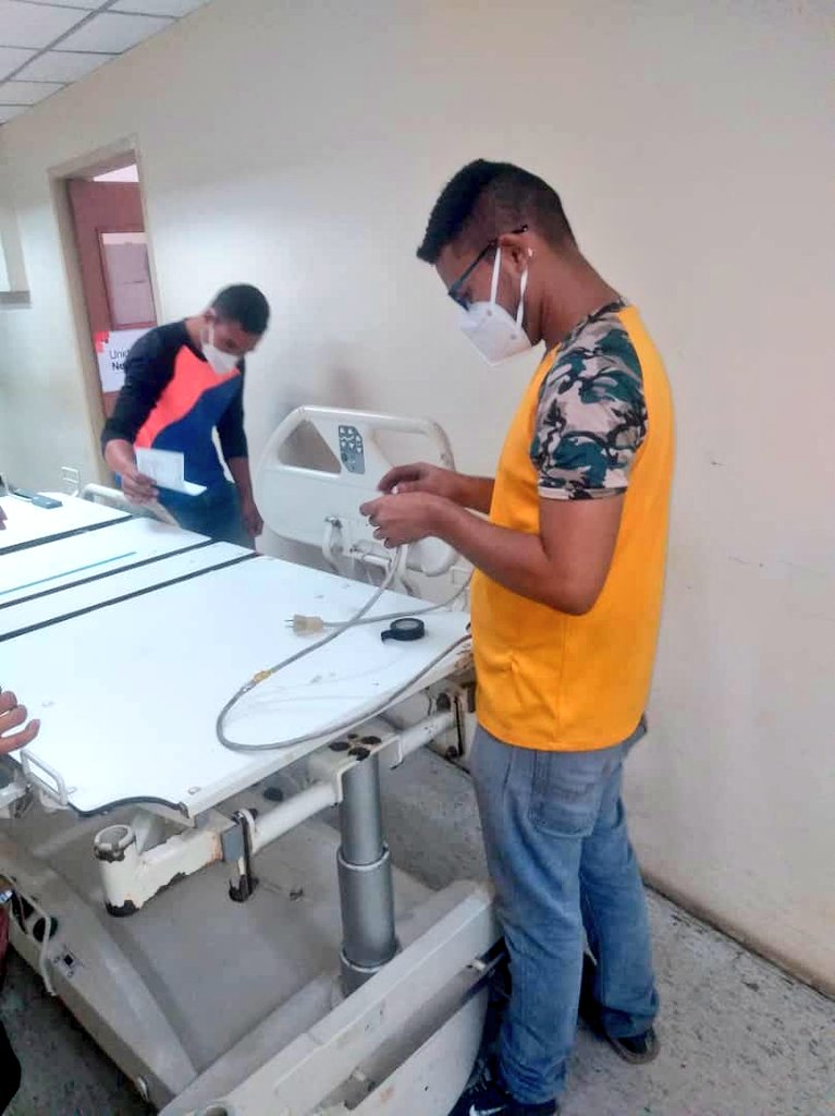 HospiRazettiBna's tweet photo. Servicio de Electromedicina de nuestro #HULRBna reparó dos camas clínicas eléctricas para la Unidad de Terapia Intensiva Adultos todas estas rehabilitaciones enmarcadas en el plan #YoMeAnotoPorMiHospital implementado por el Gob @luismarcanos https://t.co/7faLL8W17N