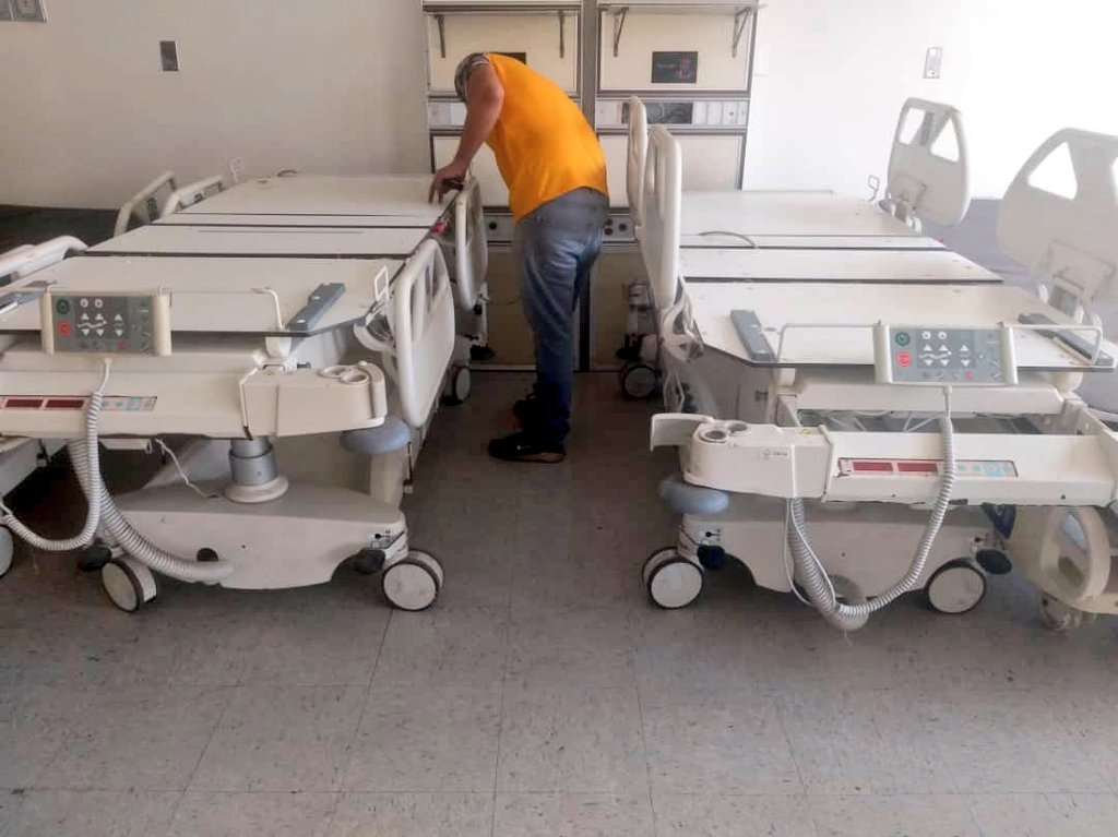 HospiRazettiBna's tweet photo. Servicio de Electromedicina de nuestro #HULRBna reparó dos camas clínicas eléctricas para la Unidad de Terapia Intensiva Adultos todas estas rehabilitaciones enmarcadas en el plan #YoMeAnotoPorMiHospital implementado por el Gob @luismarcanos https://t.co/7faLL8W17N