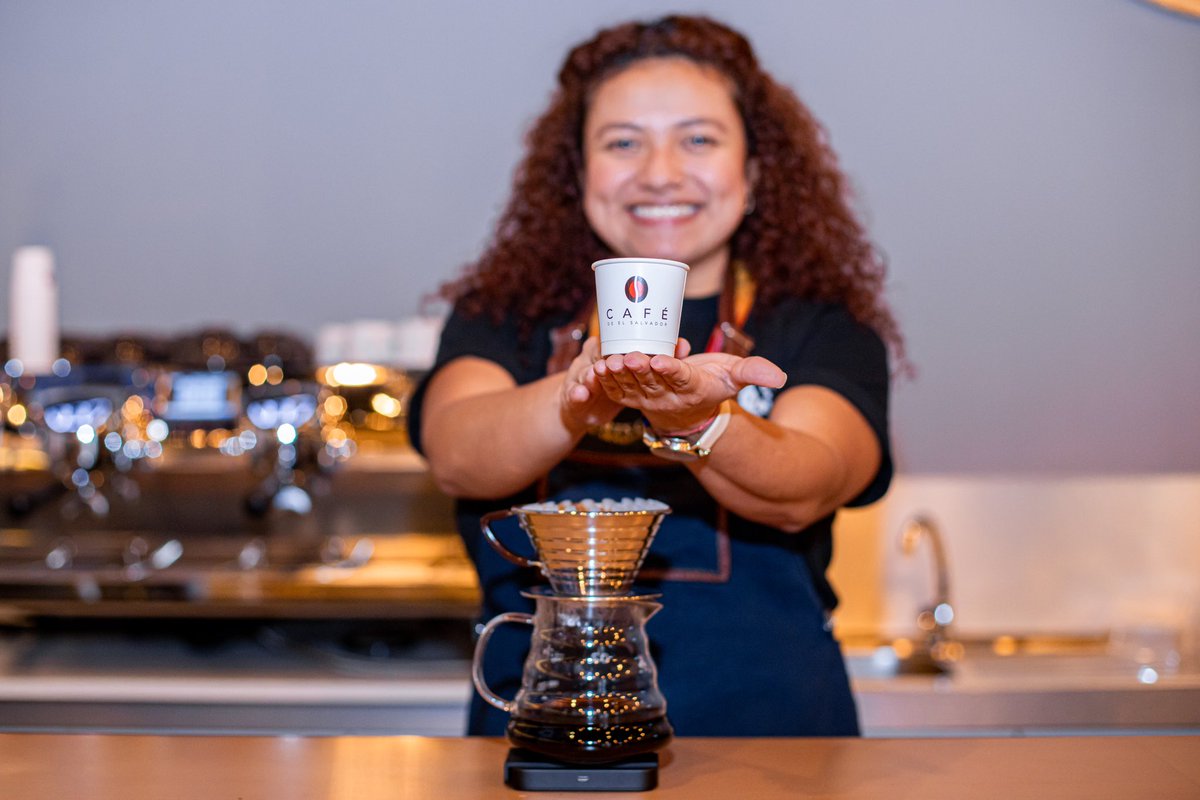 AgriculturaSV's tweet photo. La calidad del #CaféDeElSalvador no ha pasado por alto en la #Expo2020Dubai, donde estamos conquistando al público de todas las nacionalidades con el aroma y el sabor exclusivo del grano de oro. Sigue nuestras actividades en la feria, a través de las redes: @ESAExpo2020. https://t.co/ckIwU89qxG