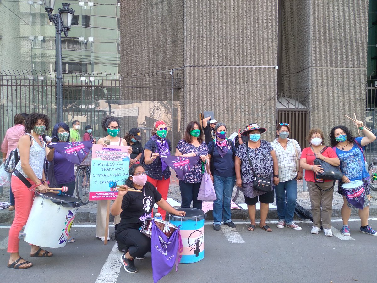 ManuelaRamos's tweet image. Ya estamos frente al @MimpPeru para reclamar #CastilloNoTraiciones #GabineteProDerechosYa #AquíEstánLxsFeministxs