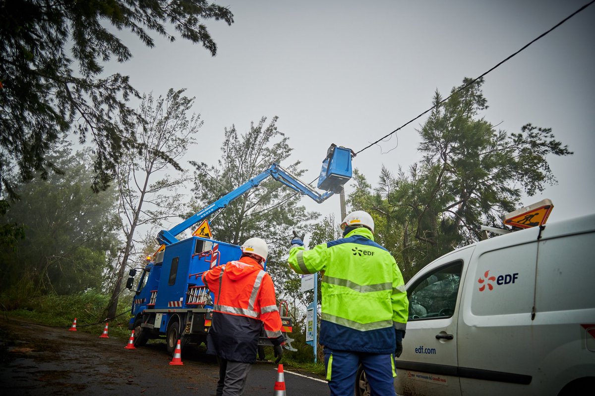 Merci aux équipes d'<a href="/EDFofficiel/">EDF</a> et d'<a href="/enedis/">Enedis</a> mobilisées actuellement sur l'Île de la Réunion pour rétablir l'#électricité aux habitants touchés par le passage du cyclone #Batsirai. Un nouvel exemple de #solidarité et d’engagement, piliers de notre mission de service public.