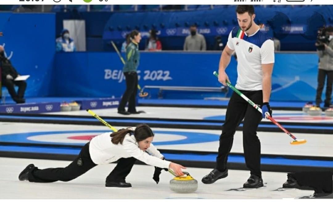 Grazie azzurri!
Comunque il curling lo abbiamo scoperto grazie a loro. 
@FicarraePicone ci hanno fatto conoscere il curling, oggi siamo sul tetto del mondo. 
#Curling #curlingmisto #Pechino2022 #Beijing2022 #Beijing2022WinterOlympics #forzaazzurri #ForzaItalia
