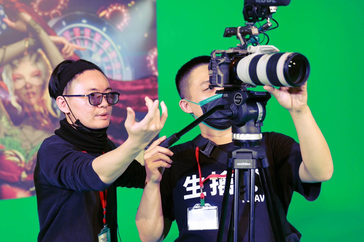 AV是一場精緻的性表演
不是低級的賣淫
表演者需要先尊重自己
觀眾才會開始尊重妳