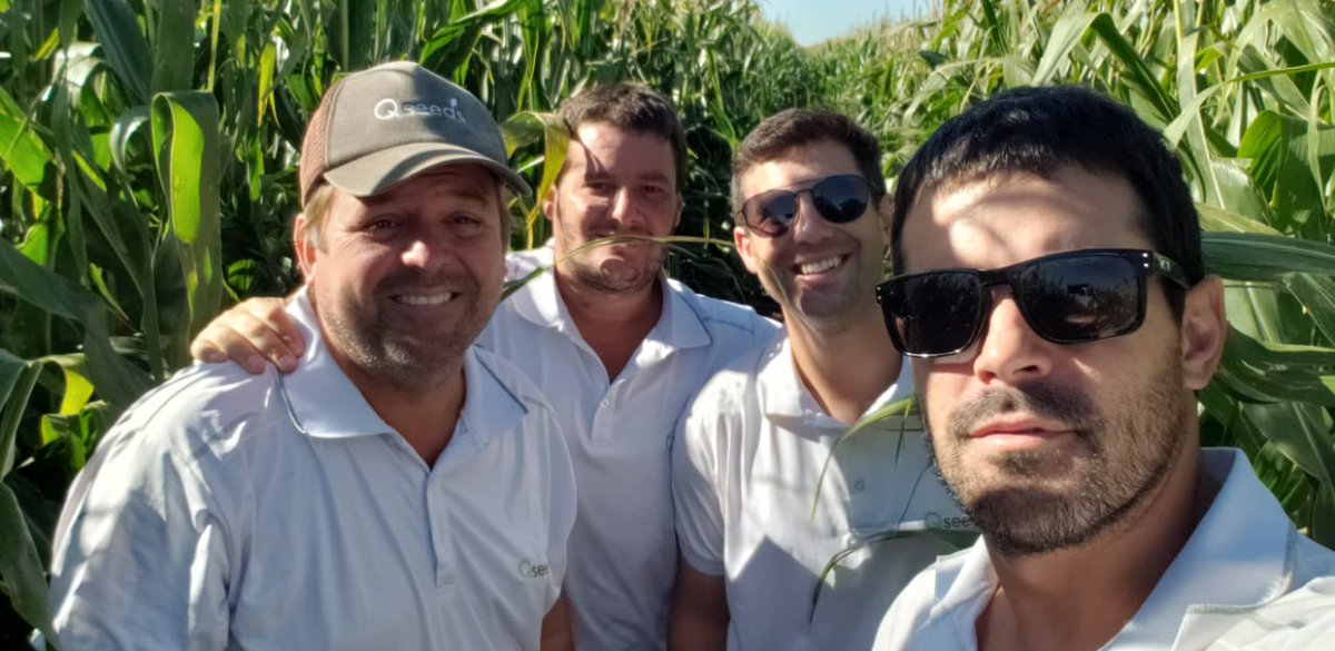 QseedsSemillas's tweet photo. ¡Gracias @OdSagro y Mauro Mortarini por recibirnos!
Recorrimos la red de ensayos de 🌽 Qseeds por el oeste de Buenos Aires.
#qseeds #semillas #maiz #remopoint #maiz2022 #hibridosdemaiz https://t.co/DrqlShomIo