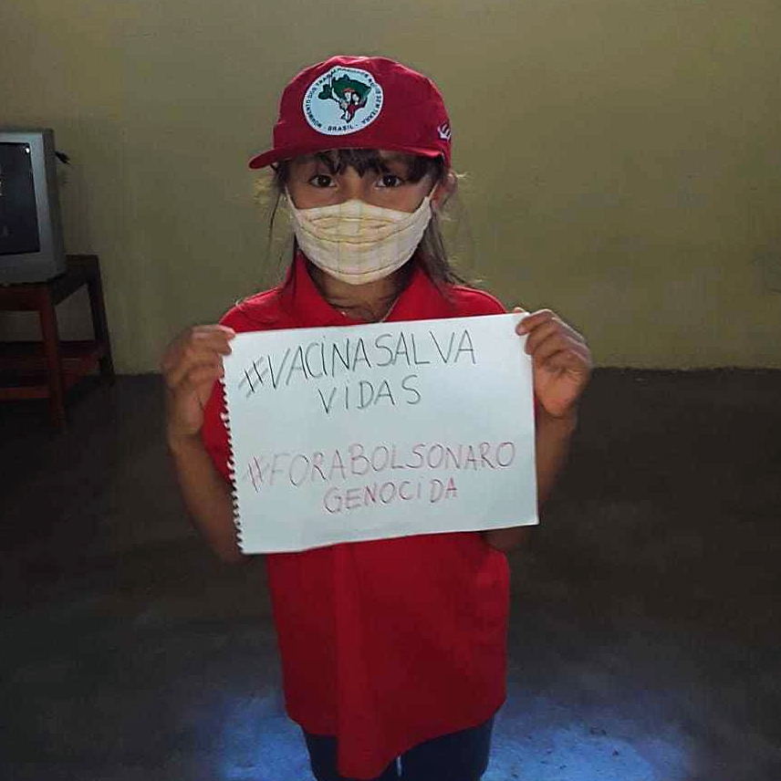 MST_Oficial's tweet photo. 💉✊🏾🚩 A Sem Terrinha Ana Mahêve, do Assentamento Itauru, em Ararendá (CE), já tomou sua vacina e manda seu recado para incentivar toda a criançada à se vacinar! Vacina salva vidas!

#SemTerrinhaPelaVida #VacinaParaTodosJá #QuarentenaSemTerra #MSTemDefesaDoSUS https://t.co/zagwQSTUHy