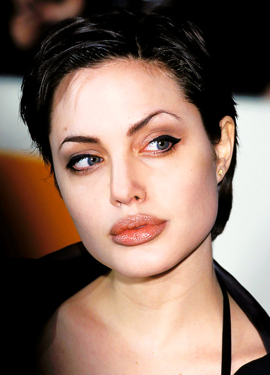 Toastiewiththe's tweet photo. #AngelinaJolie hanmua.tumblr
at the British Academy Film Awards, 1998. https://t.co/ryqUDQTJGA