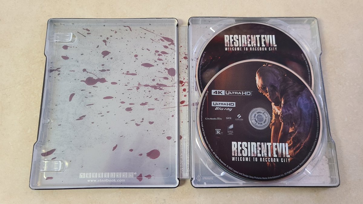 PURITALIANBLOOD's tweet photo. Wow! The UHD CE Steelbook of #ResidentEvilWelcometoRaccoonCity is really nice!  The Collectible Cards have really beautiful artwork and smell just like a fresh pack of like basketball cards back in the day. Nostalgic smell lol #ResidentEvil #Biohazard #REBHFun https://t.co/GF3azFJEH3