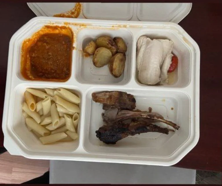 _NOALCOMUNISMO's tweet photo. ESTABAN ADVERTIDOS   ¿PARA QUÉ FUERON?
El maltrato del régimen chino a los atletas olímpicos confinados por COVID: “Me duele el estómago, lloro todos los días”
-Comida desagradable 
-Suciedad en las habitaciones, 
-Ausencia de equipos para entrenar 
-Sin conexión a internet. https://t.co/qhkh8wWrwj