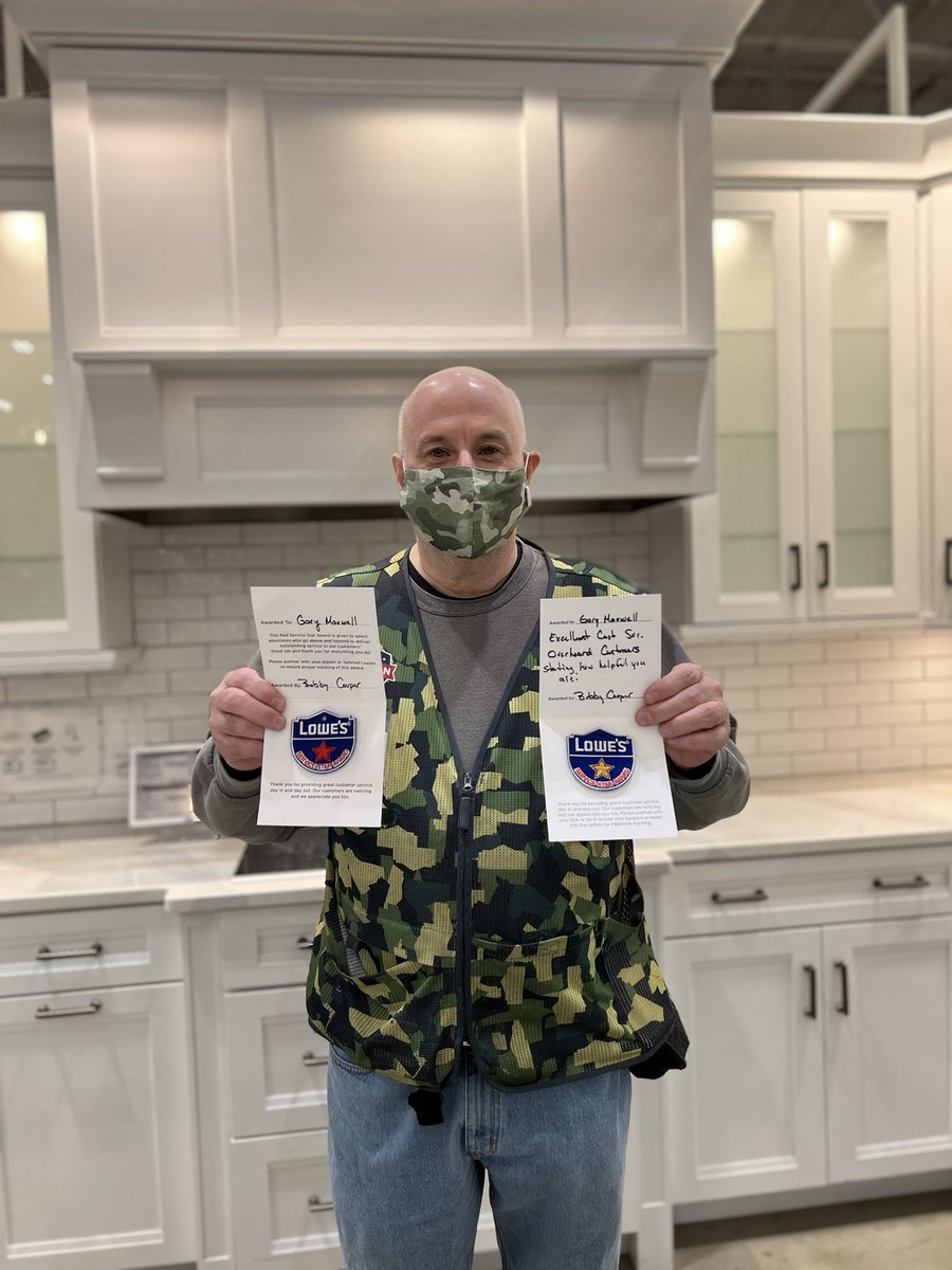 AdamRichman381's tweet photo. Had the opportunity to recognize Gary in Appliances for outstanding service that had his customers raving, leading to his Bronze Service Star! #95StrongR7 #Lowes415 @JHoffmann2207 @DamonBennettR7 https://t.co/yoRUSjToSE