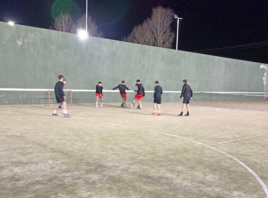 cftorello's tweet photo. El nostre Cadet C està fent una gran campanya, amb esforç, lluita, constància, diversió, i avui, quelcom diferent per desconnectar una mica, han anat al Club Tennis Torelló #SeguimEquip #ADNpescallunes🔴⚫️ https://t.co/wg5CqigMlc