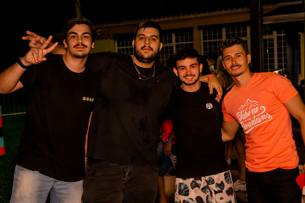JotaMartinsssss's tweet photo. Passou do ponto #Bugalu #Pancadaria #Sobrevivi #15Contra1 https://t.co/kp81TW6upM
