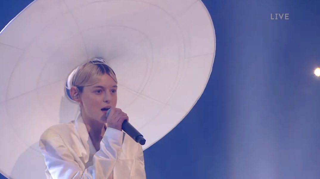 emmathinkr's tweet photo. EMMA CORRIN AT THE #brits2022 https://t.co/WL15L8Zbqe