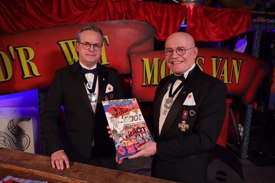 🎉🎥 Pak De Träöt 🎭🎷 Mit ein kwant  tillevisieprogramma is De Träöt geprissenteerd. Én: aan 't ind van de oétzending nog ein niejtje waat Jocus mit vastelaovend geit bringe.

Bekiék um heej: jocus.nl/jocus-tv
De Träöt is v.a. 10 fibberwari te kaup: jocusvenlo.nl/niejs/3584-det…