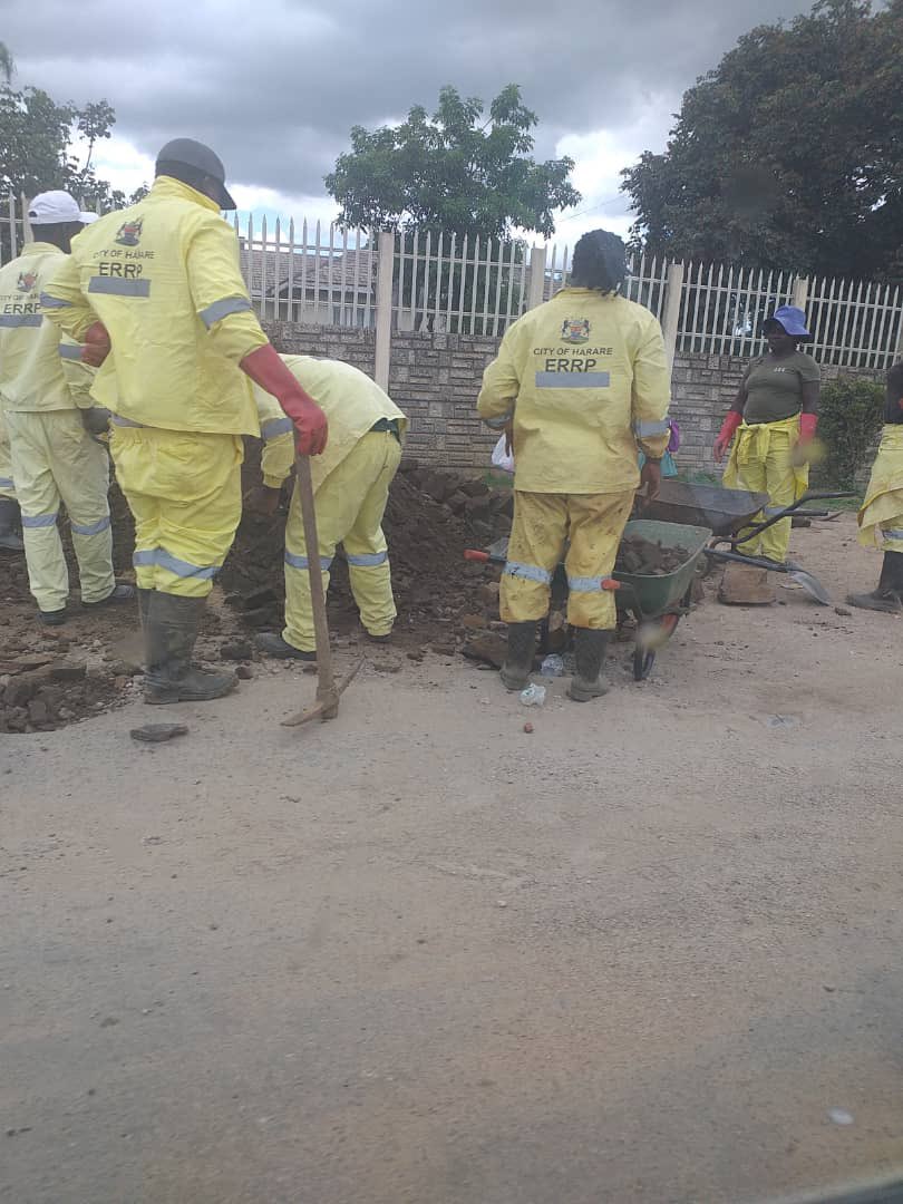 daddyhope's tweet image. This is in Hatfield where Government is filling potholes with sand.

ZANUPF youths are recruited and given uniforms with City of Harare name on them for what it calls Emergency Rehabilitation Road Program ERRP.

A few City of Harare guys supervise them.
How can sand be an option?