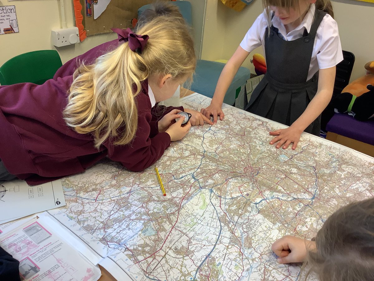 AllSaintsTraff's tweet photo. Super map & compass work today in Year 1 #ourlocalarea #North #East #South #West #direction #clockwise #anticlockwise #ordnancesurveymap #mapsymbols ✏️🗺🏡⛪️🌟 https://t.co/cdEriNAOjf