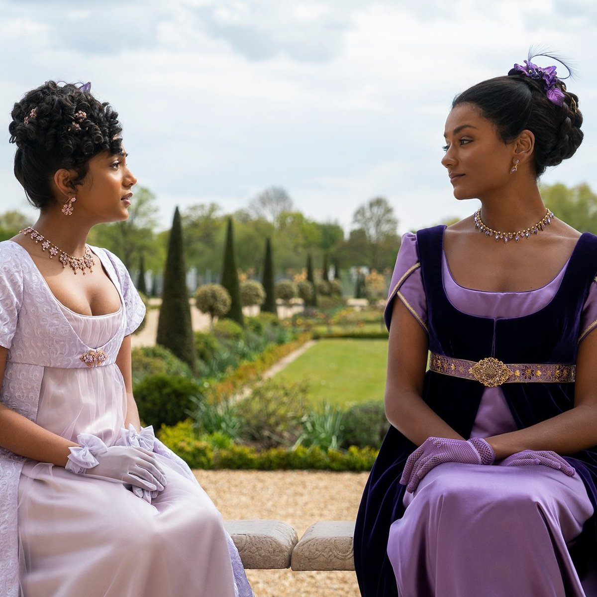 bridgertonstans's tweet photo. "As irmãs vieram para Londres com a mãe Lady Mary Sharma, que está voltando para a sociedade depois de causar um escândalo com seu próprio casamento. Além disso, Mary só tem dinheiro suficiente para financiar as debutantes por uma temporada no mercado matrimonial"
#Bridgerton https://t.co/l2DIML1IRX