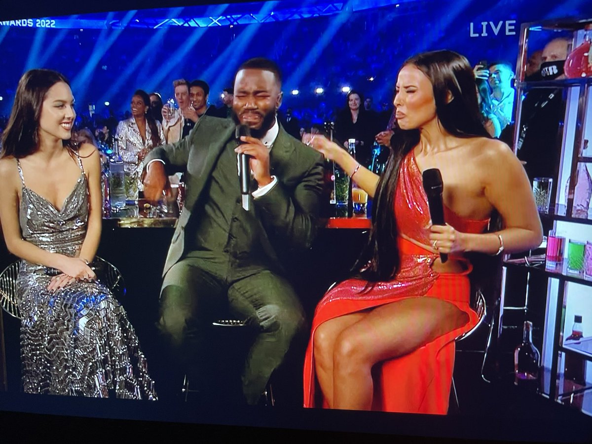 toulousegrand3e's tweet photo. the most british thing ever 😭 taking shots and the american just sits and watches #brits #brits2022 https://t.co/rhKkwTSJLH