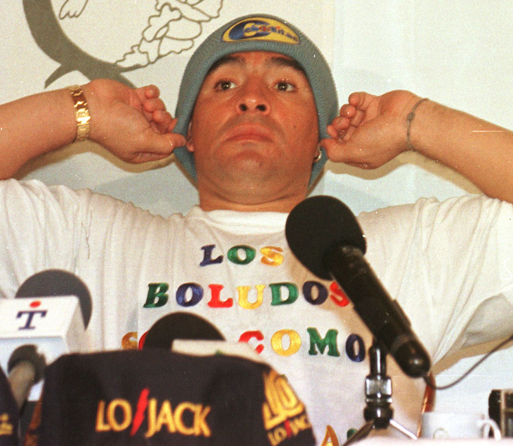 "Los boludos son como las hormigas" decía la remera de Diego. Conferencia de prensa en Córdoba, mayo 1997