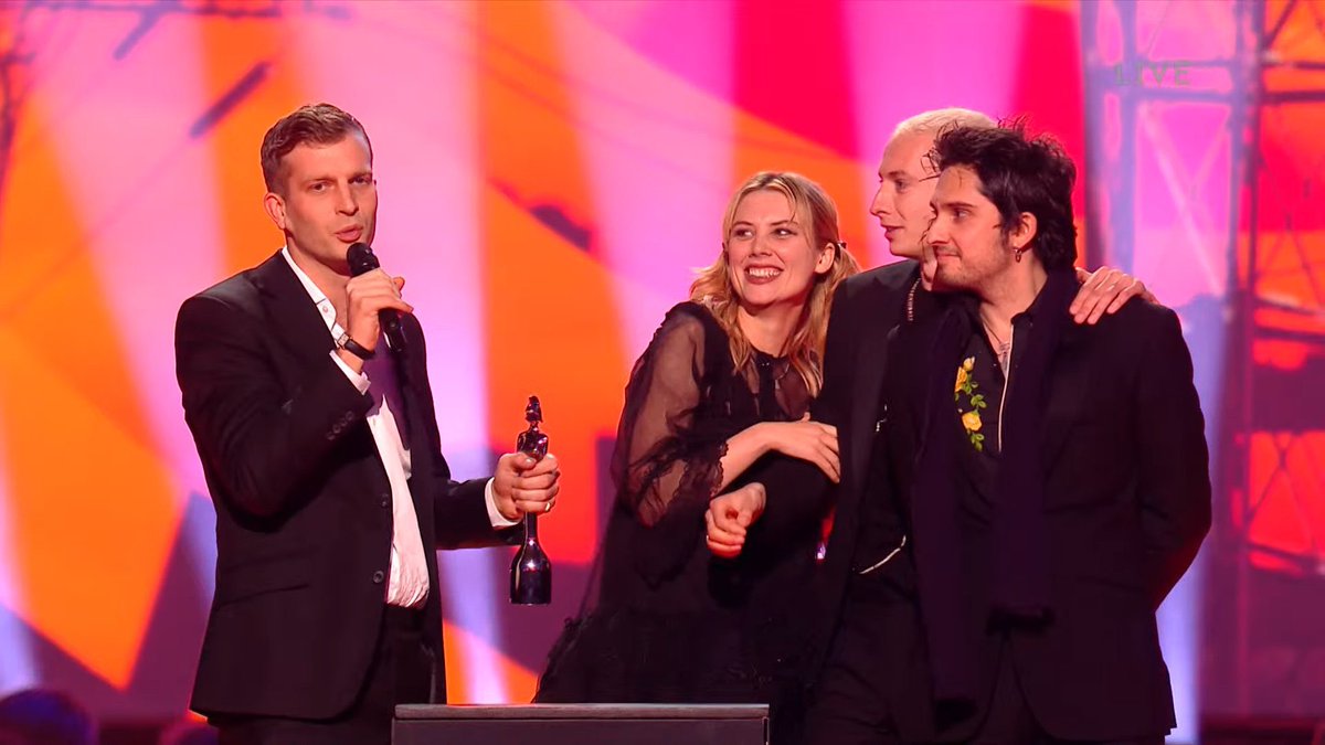 wolfalicedaily's tweet photo. wolf alice wins best group at the #brits2022 https://t.co/cZtS8g3Gq3
