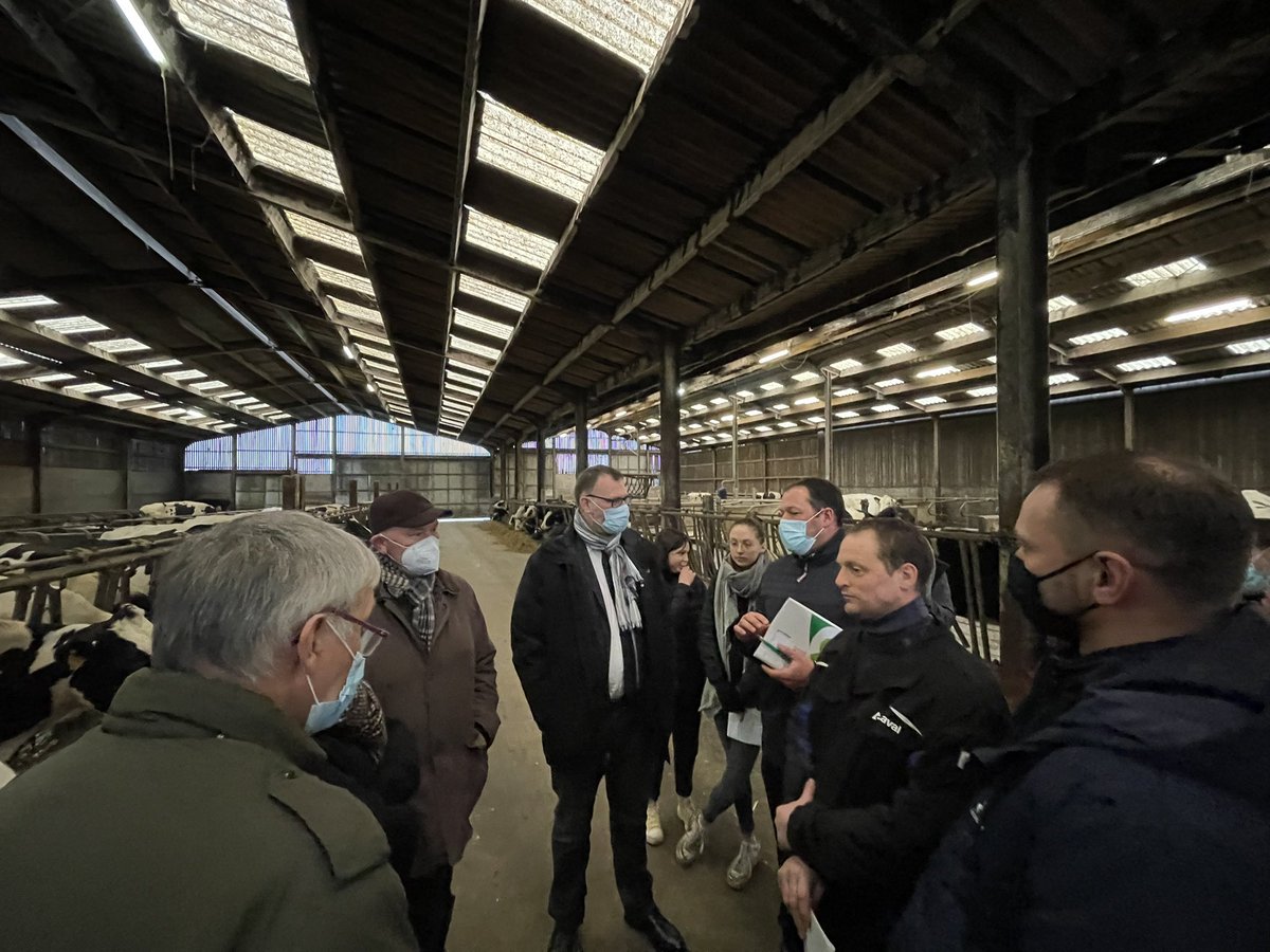 ecvass02's tweet photo. Rencontre avec @Prefet02 chez Mr et Mme Legrand en #aop Maroilles sur #egalim2 #patures #haies #lait #fosses #controle #sie #mais #ensilage #sia #emplois https://t.co/RS0guTxTPZ