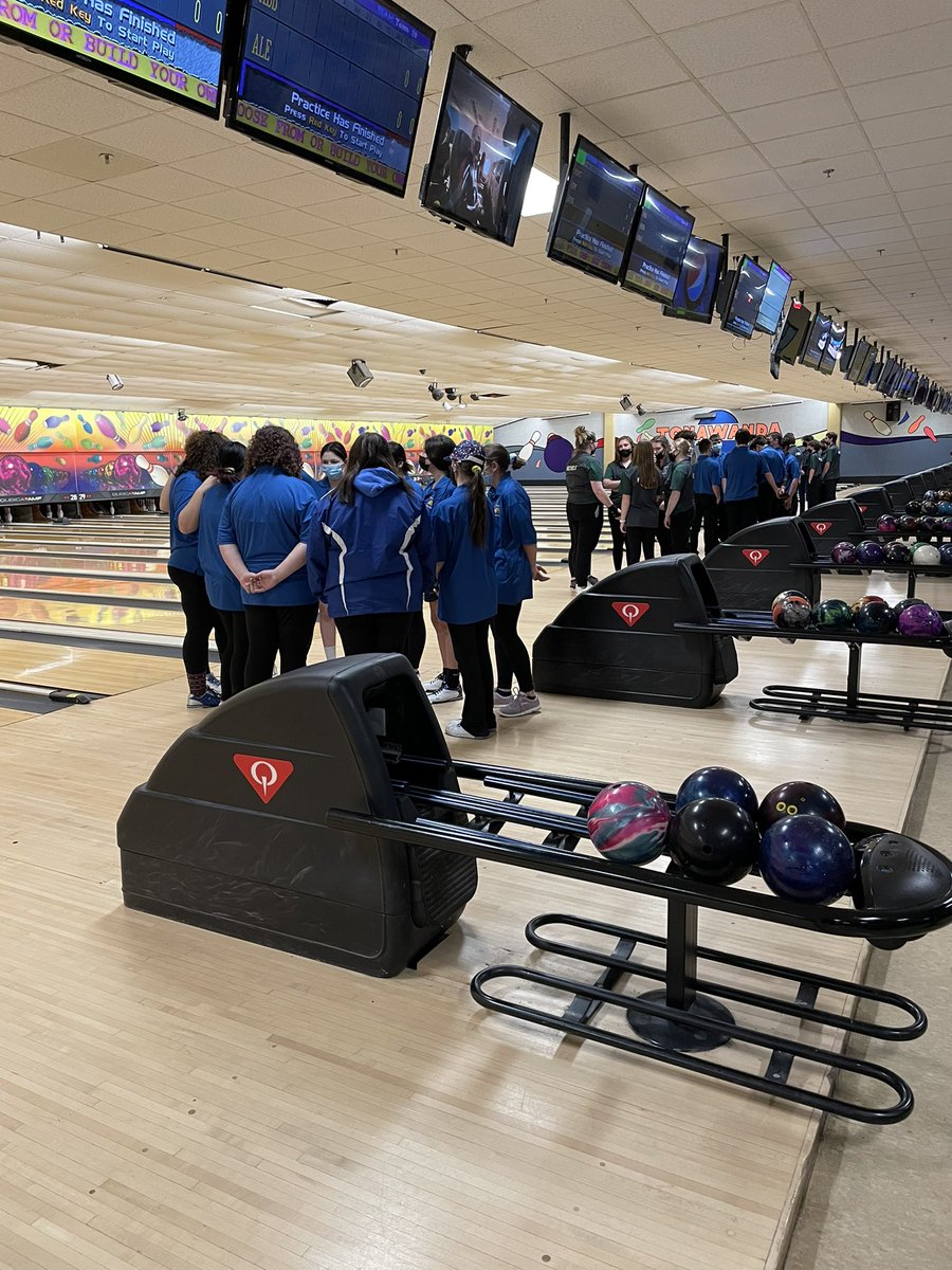 KenTonAthletics's tweet photo. Congratulations to our bowling team seniors! #GoDevilDogs https://t.co/F41wfR65tD