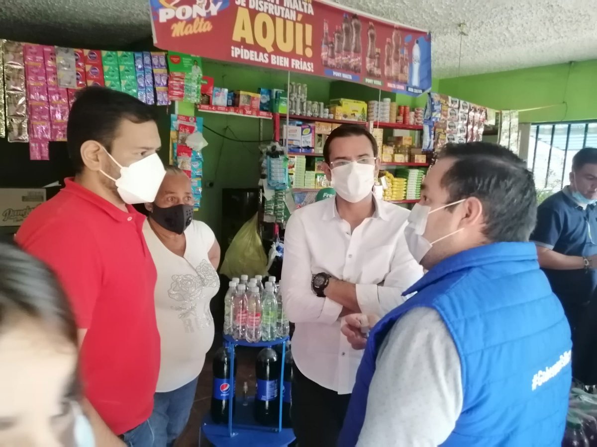 PlaneacionBGA's tweet photo. Visita de coordinación de acciones para la Comunidad de la Fortuna entre el #DADEP y el equipo de legalización de la Secretaría de @PlaneacionBGA
@AlcaldiaBGA @JCardenasRey
#GobernarEsHacer #Bucaramanga https://t.co/ODCmwXkbbO