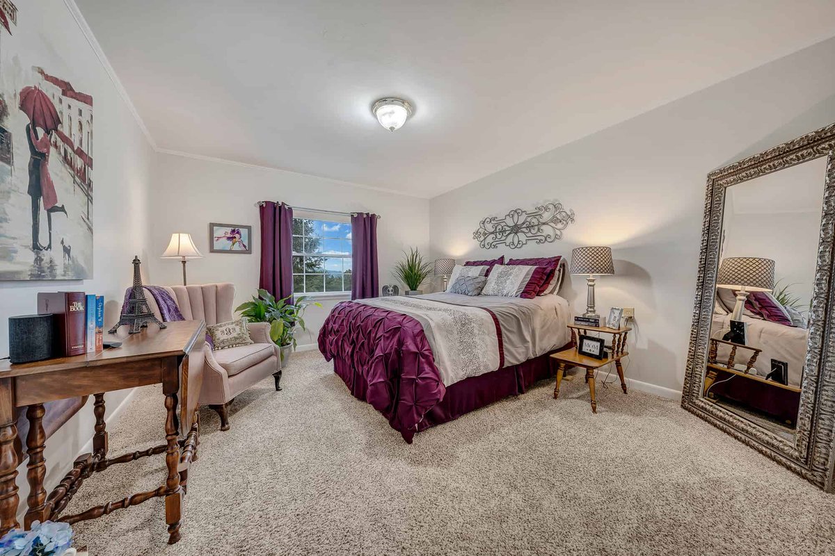 Moving to a senior living community? Here are some tips to decorate your space to make it feel like home! ow.ly/58xu50HPZLE

#supportingfriends #decorating #seniorlivingspace