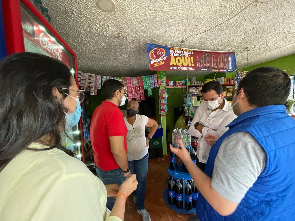 PlaneacionBGA's tweet photo. Visita de coordinación de acciones para la Comunidad de la Fortuna entre el #DADEP y el equipo de legalización de la Secretaría de @PlaneacionBGA
@AlcaldiaBGA @JCardenasRey
#GobernarEsHacer #Bucaramanga https://t.co/ODCmwXkbbO
